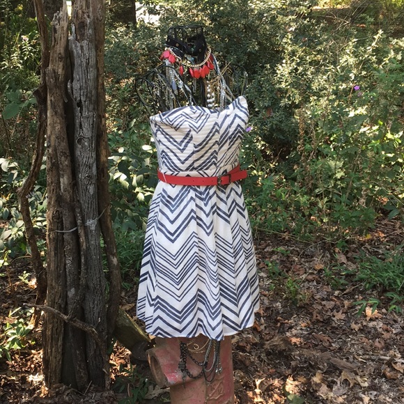 Teeze Me Strapless Chevron Ivory/Black/Red Top NWT - Picture 2 of 8